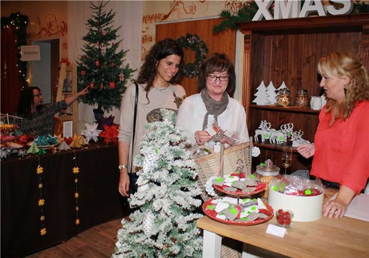 Selbst gebackene Leckereien und ein großes Angebot an Weihnachts-Deko bot der Indoor-Weihnachtsmarkt von Annica Göbel.
