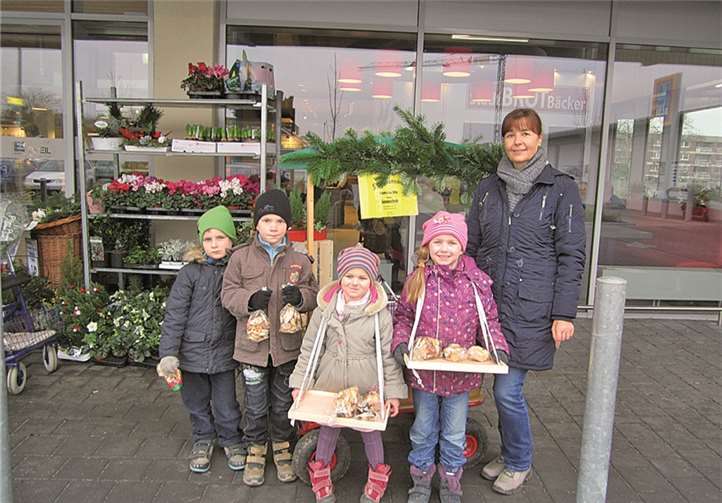Selbst gebackene Plätzchen boten die Kinder mit der Kita-Leiterin, Beate Seidel, in Merl zum Kauf an. Stadt Meckenheim