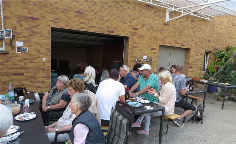Selbst gebackener Kuchen und Leckeres vom Grill rundeten das Programm ab.