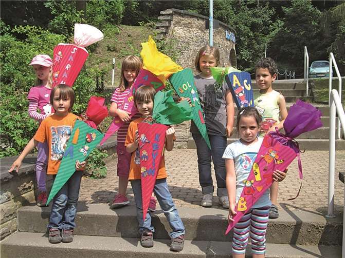 Selbst gebastelte Schultüten gab es mit dem Diplom als Überraschung.