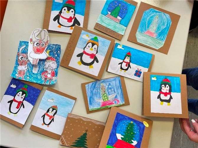 Selbst gebastelte Weihnachtskarten ging an das Seniorenheim. Foto: IGS Maifeld