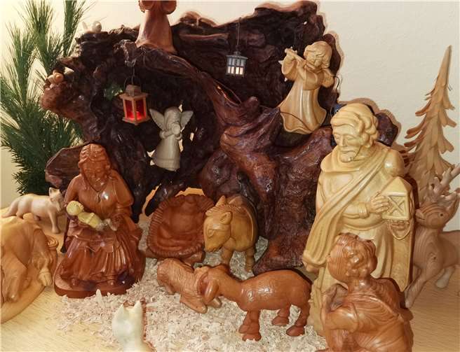 Selbst gebaut und selbst geschnitzt: Die Weihnachtskrippe von Rudolf Hochstädter. Foto: BL
