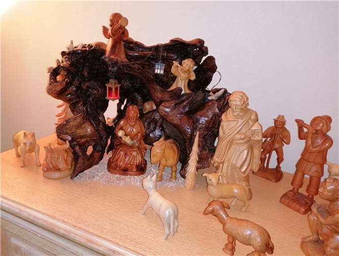 Selbst gebaut und selbst geschnitzt: die Weihnachtskrippe von Rudolf Hochstädter. Foto: BL