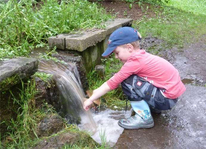 Selbst gebaute Wasserräder wurden im Bach getestet.