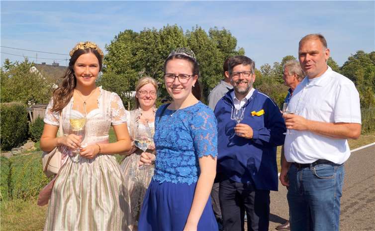 Selbst gekrönte Häupter verschönerten den Erntedank-Festzug.