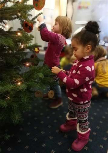 Selbst hergestellte weihnachtliche Anhänger wurden aufgehangen. Foto: Familienzentrum Drachenhöhle