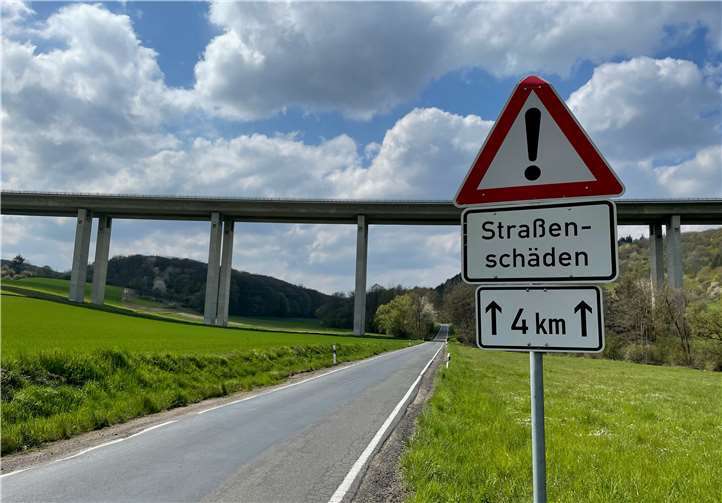 Selbst hier an der einzigen geraden Strecke zwischen Königsfeld und Waldorf wird es sehr eng, wenn Lkws oder Schulbusse entgegenkommen, ein Überholen ist fast unmöglich.