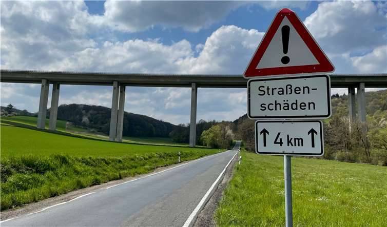 Selbst hier an der einzigen geraden Strecke zwischen Königsfeld und Waldorf wird es sehr eng, wenn Lkws oder Schulbusse entgegenkommen, ein Überholen ist fast unmöglich.Abgeordnete und Vertreter der Vinxtbachtal-Gemeinden diskutierten über Verkehrssituation