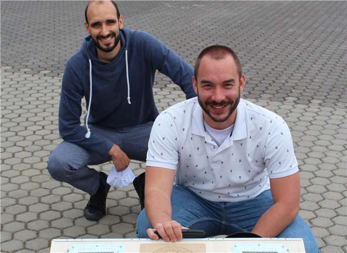 Selbst ist der Mann: „Das gesparte Geld haben wir lieber in weitere Tablets investiert“, erklären die Lehrer Mark Popenco und Basim Jeck zum selbstgebauten Tabletkoffer.