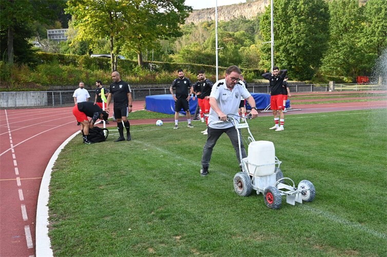 Selbst ist der Mann: Wolfgang Treis beim Versuch, den guten alten Kreidekasten in Bewegung zu bringen. Foto: SK