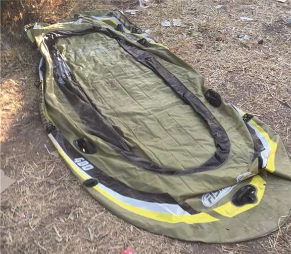 Selbst mit solch kleinen Schlauchbooten versuchen die Flüchtlinge die gefährliche Überfahrt durchs Mittelmeer. Spätestens bei diesem Anblick weiß man, dass so etwas niemand riskiert, wenn er eine andere Alternative für sich und seine Familie sehen würde.