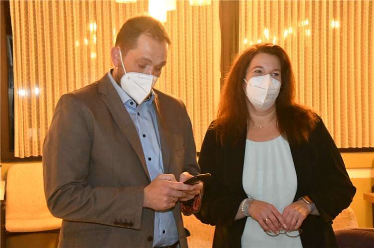 Selbst überrascht: Manuel Seiler, neuer Bürgermeister der Verbandsgemeinde Dierdorf, nimmt die eintreffenden Ergebnisse zur Kenntnis.