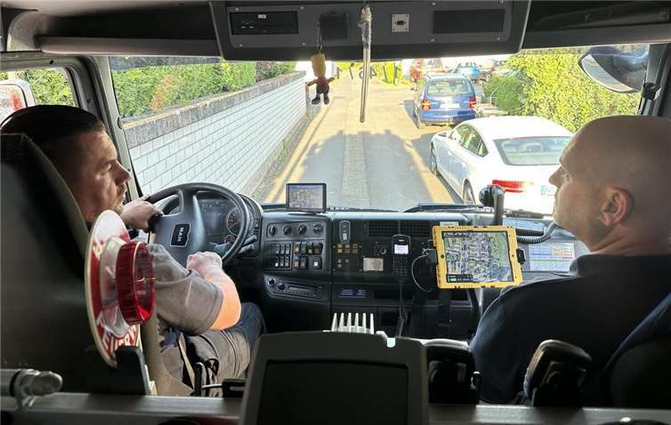 Selbst, wenn die Autos regulär am Straßenrand geparkt sind und die vorgeschriebene Restfahrbahnbreite von 3,05 Metern bleibt, ist es für die großen Feuerwehrwagen oft nicht leicht zügig durchzukommen und abzubiegen.Foto: Stadt Neuwied / Ulf Steffenfauseweh