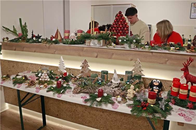 Selbstgebastelte Adventsdekoration, frische Waffeln und Crêpes, heißer Glühwein, sowie selbstgebackene Plätzchen fanden reißenden Absatz.