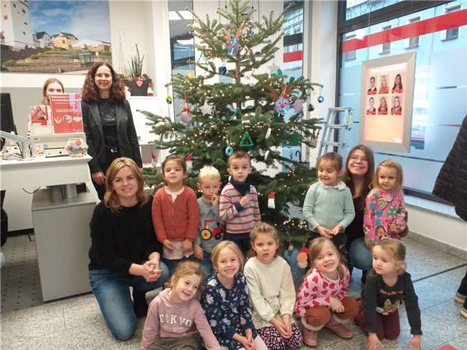 Selbstgebastelter Schmuck ziert Sparkassen-Weihnachtsbaum. Foto: Anna Gering