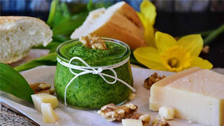 Selbstgemachte Bärlauch-Pesto eignet sich für viele Gerichte.Foto: Pixabay