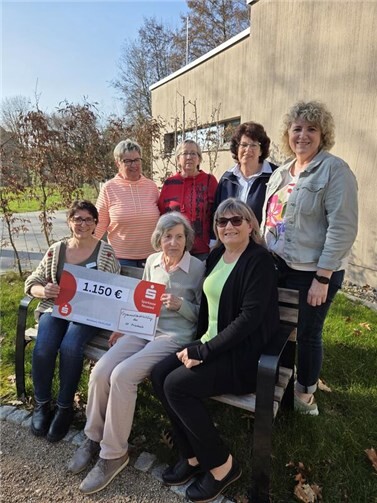 Selbstgemachtes für den guten Zweck: Spende aus Melsbach übergeben.  Foto: privat