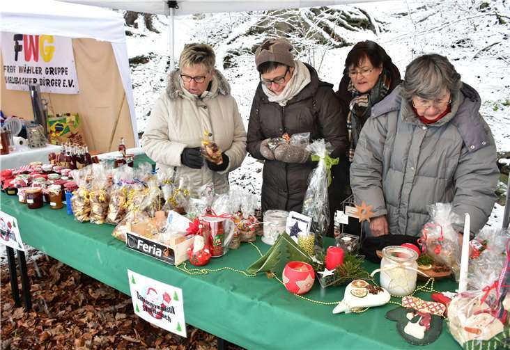 Selbstgemachtes wie Marmeladen, Plätzchenund Dekoartikel boten die Gymnastikdamen feil.