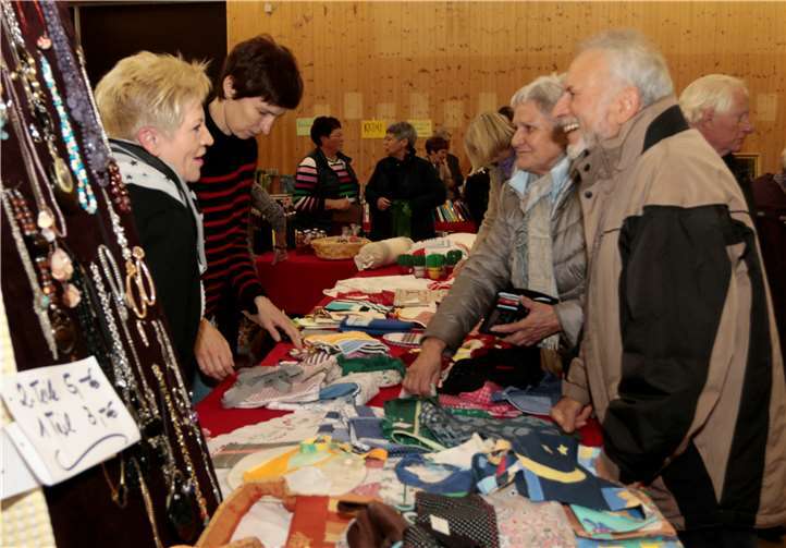 Selbstgestricktes war im Angebot.