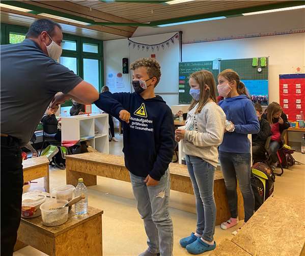 Selbstverständlich begrüßten die Kinder Herrn Decker herzlich - und mit Abstand.