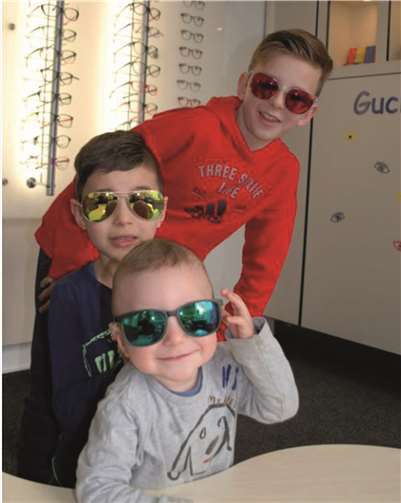 Selbstverständlich bietet Brillen Becker auch eine fachkundige Beratung an, wenn es um den Sonnenschutz für Kinderaugen geht.