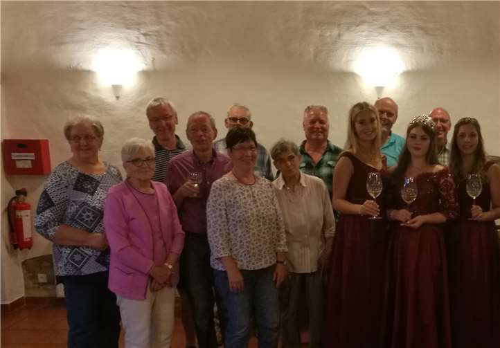 Selbstverständlich brachten die Sängerinnen und Sänger der frisch gekürten Weinkönigin Michelle I. mit ihren Prinzessinnen Eva und Pia ein musikalisches Ständchen zur Begrüßung dar.privat