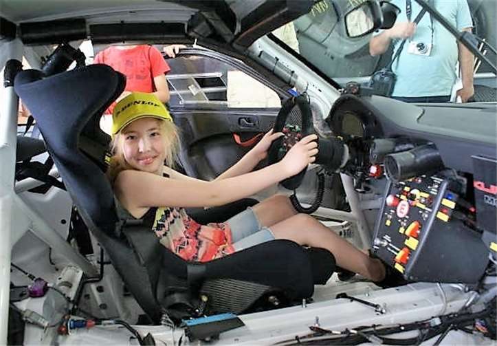 Selbstverständlich durfte auch einmal im Cockpit Platz genommen werden.