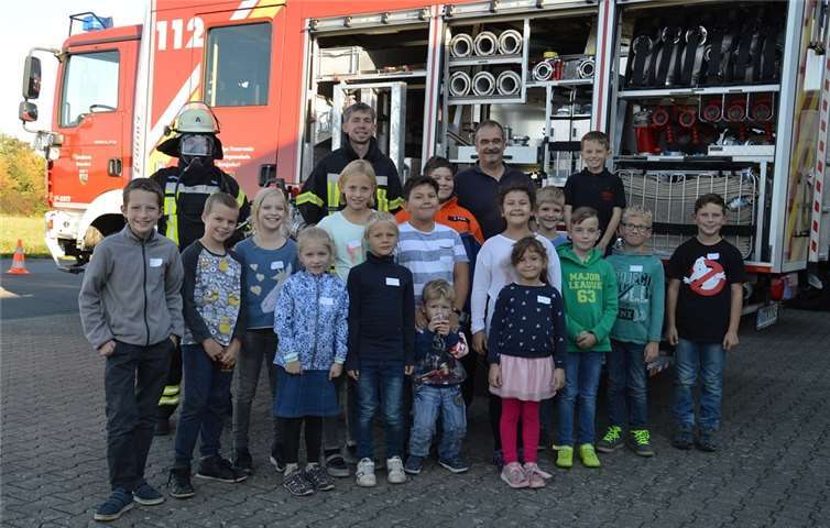 Selbstverständlich durften die Kinder auch die Einsatzfahrzeuge und ihre Ausrüstung aus nächster Nähe in Augenschein nehmen. privat