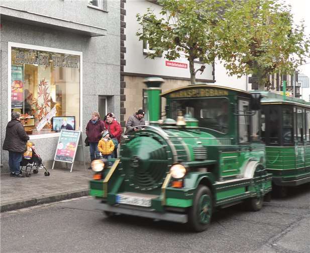 Selbstverständlich fuhr auch in diesem Jahr wieder die Bimmelbahn durch die Stadt.