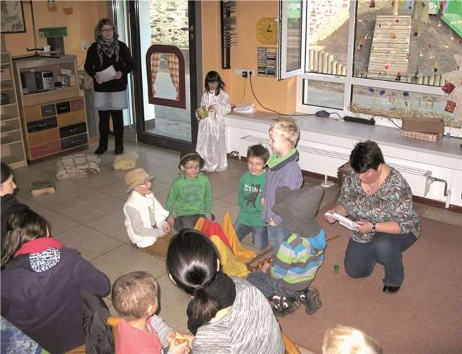 Selbstverständlich gehörten auch Lieder, Gedichte und kleine Vorführungen zum Programm. privat