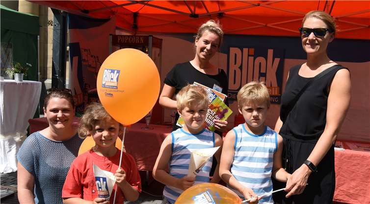 Selbstverständlich ist auch die Heimatzeitung „BLICK aktuell“ immer wieder gerne bei dem beliebten Stadtfest vertreten und erfreut große und kleine Gäste mit netten Geschenken.