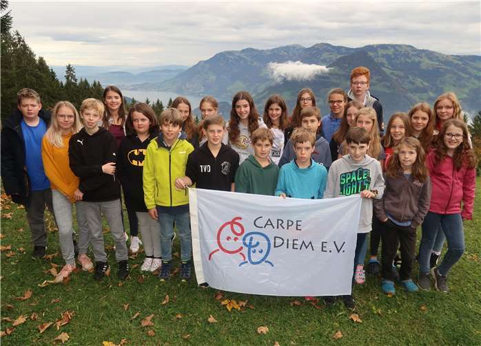 Selbstverständlich musste auch der eine oder andere Gipfel erklommen werden, wo die Aussicht auf den See für den anstrengenden Aufstieg entschädigte. Foto: privat