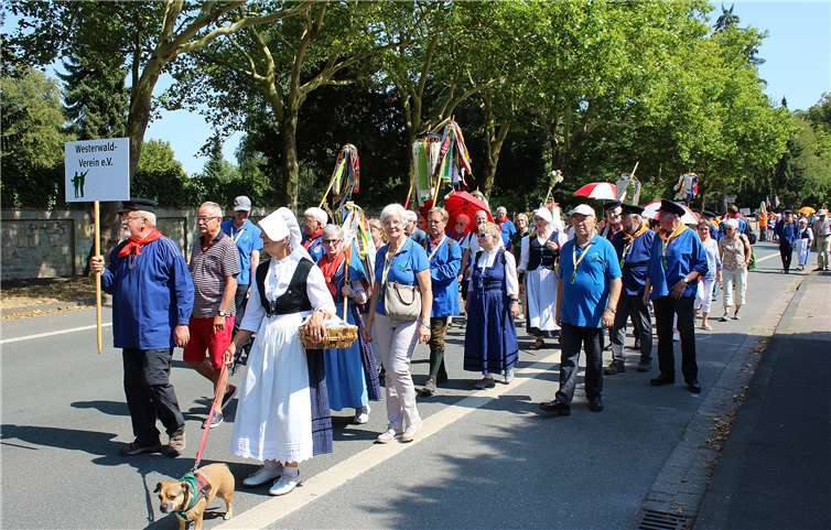 Selbstverständlich nahm die Abordnung aus dem Westerwald auch am großen Umzug zum Abschluss des Deutschen Wandertags teil. privat