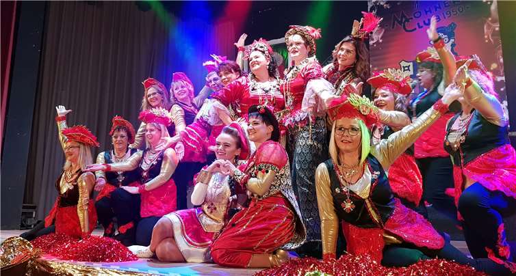 Selbstverständlich präsentierte das Möhnenpaar mit seinem venezianischen Hofstaat das beliebte Möhnenlied.