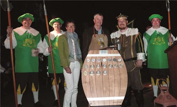 Selbstverständlich richtete auch Bierkönig Gambrinus das Wort an den neuen Ehrenbrauer und dessen Gattin Karin.