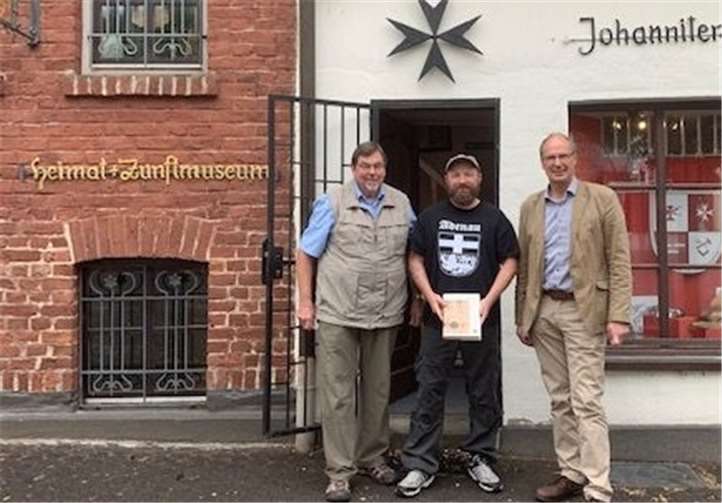 Selbstverständlich stand auch ein Besuch im Zunft- und Johanniter-Museum auf dem Programm, wo Francis Adenau (Mitte) von Arnold Hoffmann (r.) und Bernd Schiffarth begrüßt wurde. Foto: privat