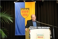 Selbstverständlich überbrachte Vizepräsident Achim Kroth auch Grüße und Geschenk...