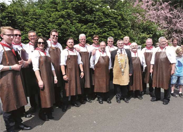 Selbstverständlich war auch der Brauerchor - hier mit dem neuen Ehrenbrauer Dr. Saftig - unter der musikalischen Leitung von Anita Reuter vertreten.