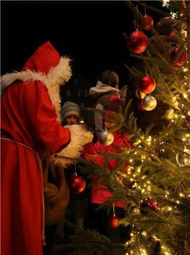 Selbstverständlich wird auch der Nikolaus dem Weihnachtszauber einen Besuch abstatten und die jüngsten Gäste mit kleinen Geschenken überraschen.