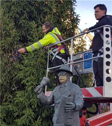 Selbstverständlich wurde der Sicherheitsabstand zum Ausscheller-Denkmal eingehalten, welches sich seit dem 11.11. mit passendem Mundschutz der Öffentlichkeit präsentiert.