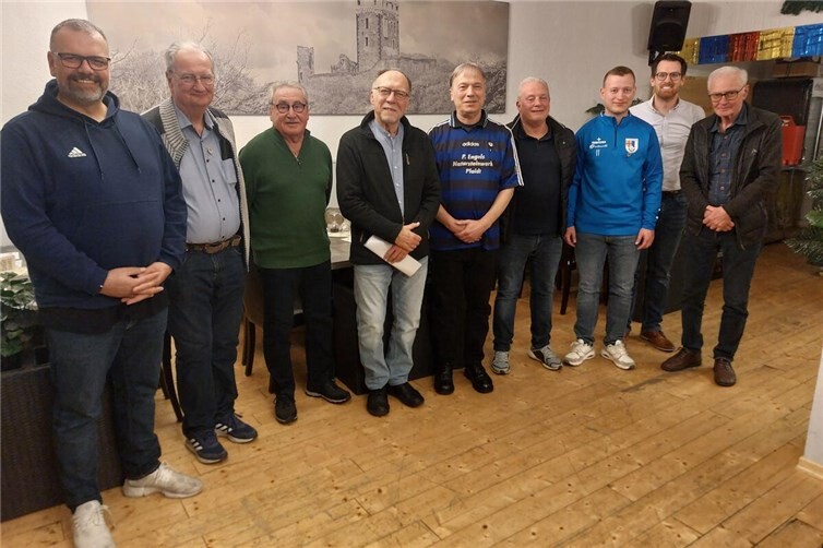 Selcuk Zengin, Hannes Nohner, Günter Dingendorf, Werner Daiber, Thomas Müller, Ralf Krämer, Philipp Hoos, Sebastian Neises und Helmut Ternes bei der Ehrung für langjährige Vereinszugehörigkeiten ( v. l. n. r.).