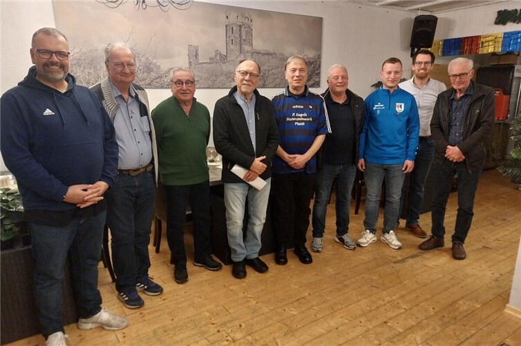 Selcuk Zengin, Hannes Nohner, Günter Dingendorf, Werner Daiber, Thomas Müller, Ralf Krämer, Philipp Hoos, Sebastian Neises und Helmut Ternes bei der Ehrung für langjährige Vereinszugehörigkeiten ( v. l. n. r.).