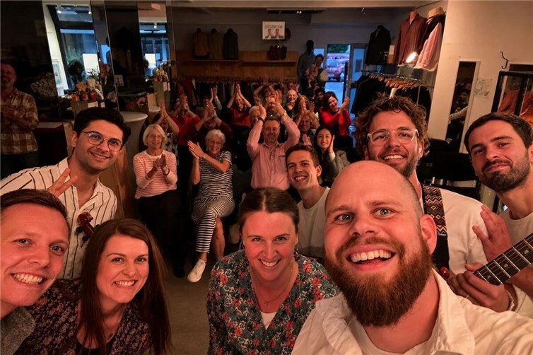 Selfie mit dem Publikum zum Abschluss eines wundervollen Konzertabends im Caritas-Kleiderladen.