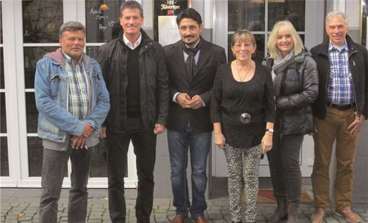 Selim Özen (mitte) sprach mit (v.l.) Jörg Schmitt-Kilian, Detlev Pilger und weiteren Gästen über die Flüchtlingssituation in Koblenz. privat