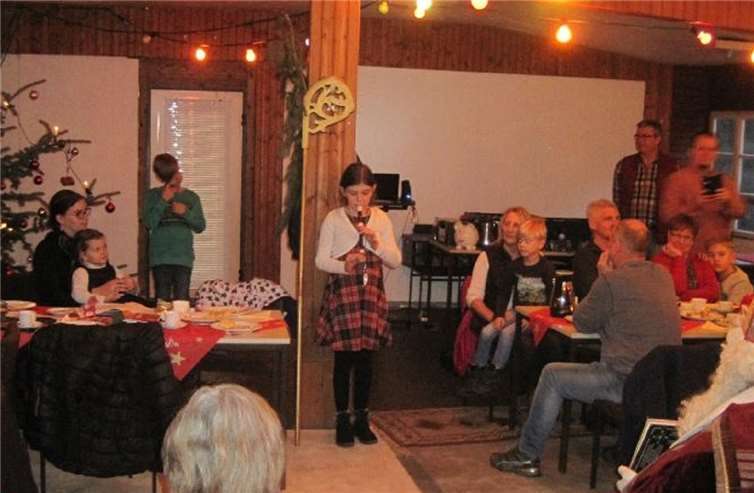 Selina Flügge spielte für den Nikolaus ein „O Tannenbaum“ auf der Blockflöte.Fotos: privat