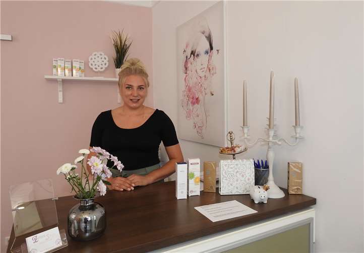 Selina Neumann ist ausgebildete medizinische Fachkosmetikerin und freut sich, nun in der Bäckerjungenstadt zahlreiche Kundinnen und Kunden begrüßen zu können.Foto: WAMFO.DE