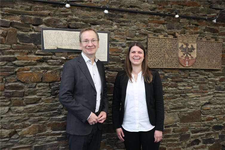 Selina Schneider (r.) wurde als erste hauptamtliche Gleichstellungsbeauftragte der Stadt Sinzig von Bürgermeister Andreas Geron begrüßt. Foto:Stadtverwaltung Sinzig