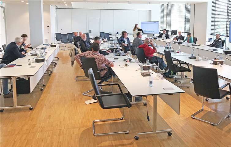 Selina Weimer vom Zukunftsbüro der Wirtschaftsförderungsgesellschaft am Mittelrhein (WFG) informierte die Mitglieder des Zukunftsausschusses über den Sachstand zur Antragstellung und die Perspektiven des „Smart Cities“-Programms des Bundes. Foto: Kreisverwaltung/Morcinek
