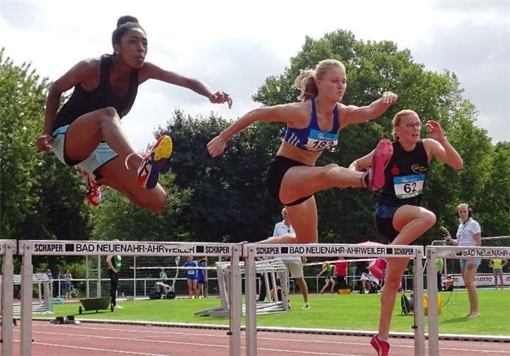 Selkis Elong (links) und Hanna Hogen (rechts) beim 100-m-Hürdenlauf. privat