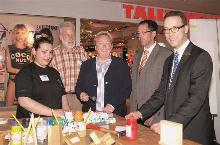 Selma Yilmaz vom CJD Wissen erklärte Ulrike Mohrs (Bundesagentur für Arbeit), Thilo Knopp (Bundesagentur für Arbeit) und Centermanager Stephan Antwerpen eine Holztechnik beim Rundgang. (v.l.)US